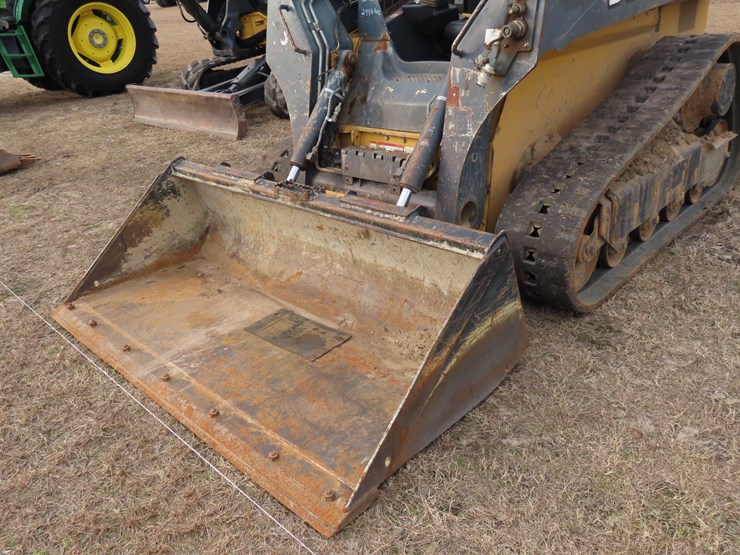 2018-deere-323e-image-3