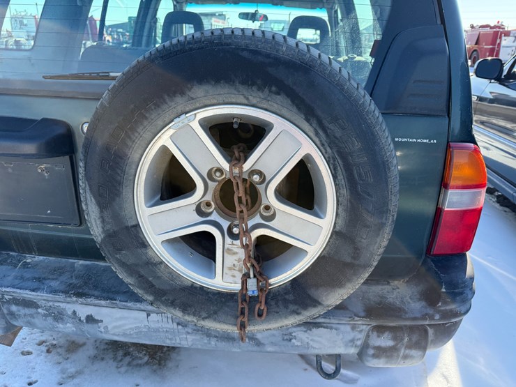 2004-chevrolet-tracker-image-8