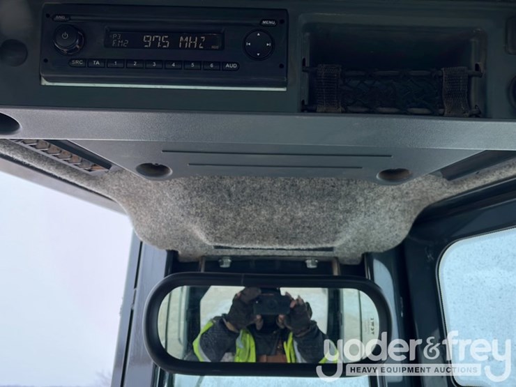 2016-deere-700k-lgp-image-26