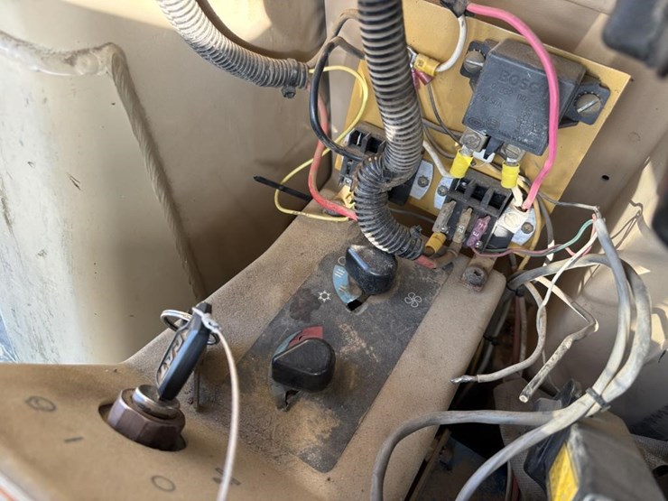 2005-caterpillar-143h-image-46