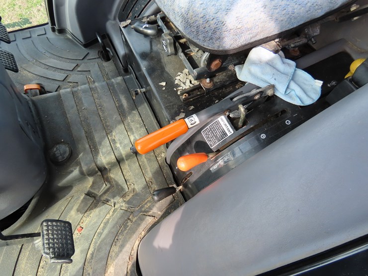 2008-new-holland-t2420-image-14