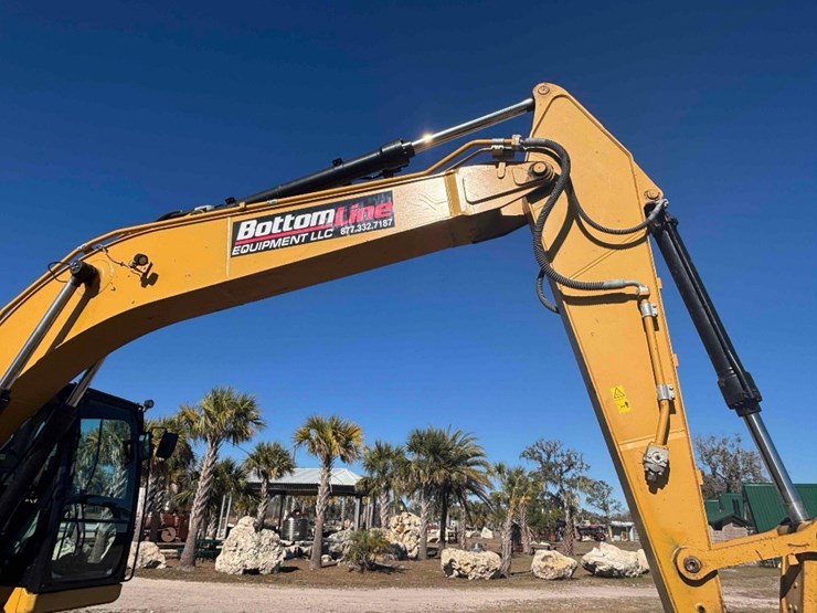 2020-caterpillar-320-image-13