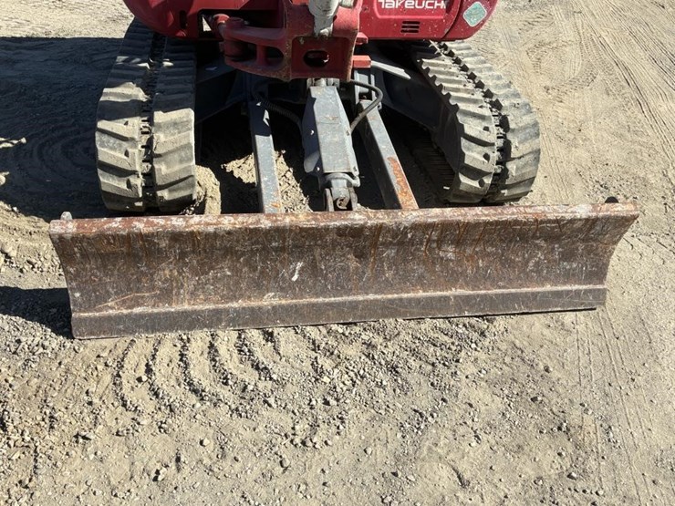 2016-takeuchi-tb240-image-14