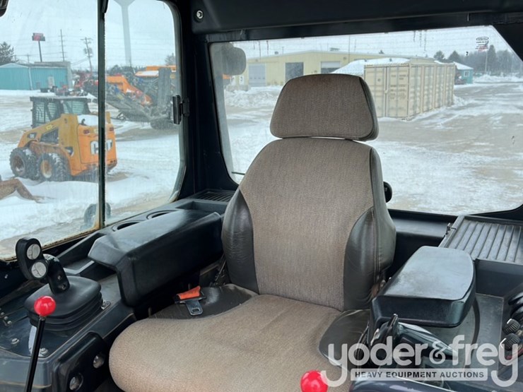 2016-deere-700k-lgp-image-17