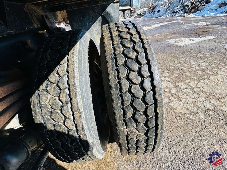 2011-volvo-truck-vhd-tri-axle-dump-truck-image-19