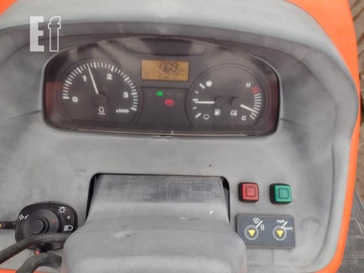 10-kubota-m108-tractor-image-12