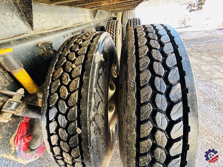 2011-volvo-truck-vhd-tri-axle-dump-truck-image-20