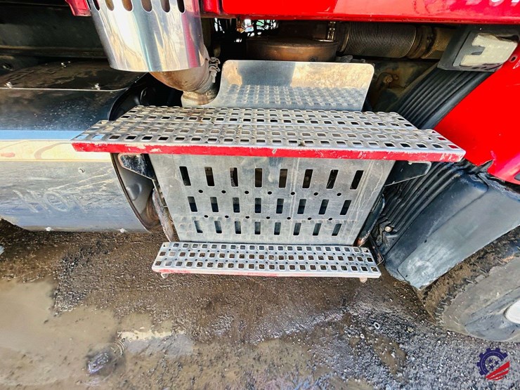 2011-volvo-truck-vhd-tri-axle-dump-truck-image-54