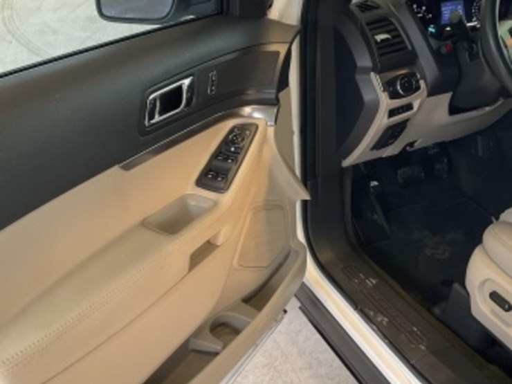 2013-ford-explorer-image-23