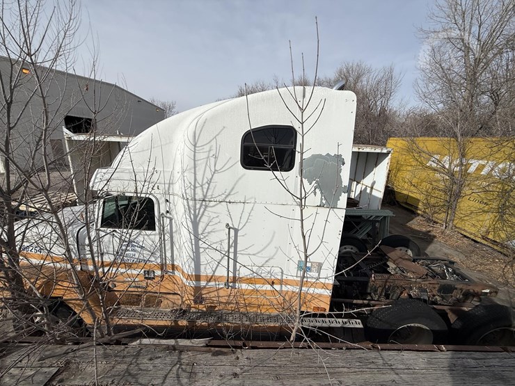 1997-freightliner-fld120-image-21