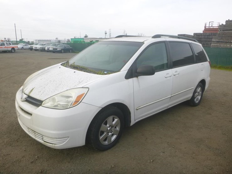 2005-toyota-sienna-image-1