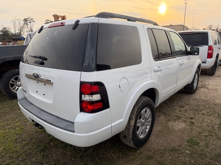 2011-ford-explorer-image-3