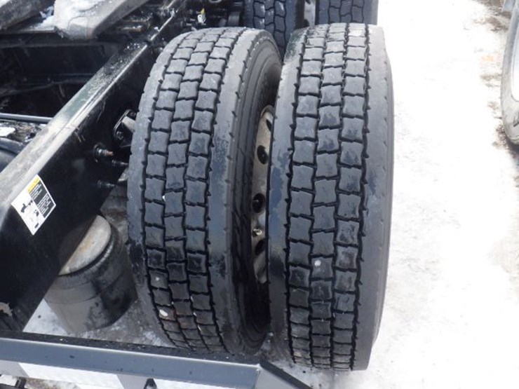 2019-peterbilt-579-image-12