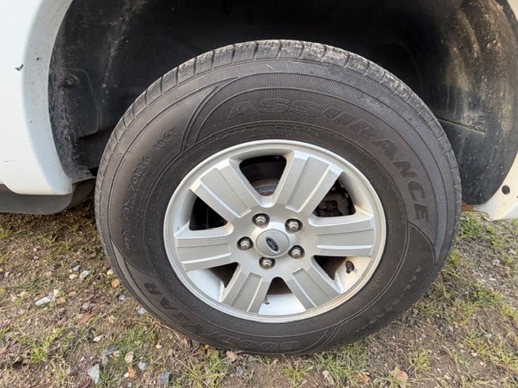 2011-ford-explorer-image-8