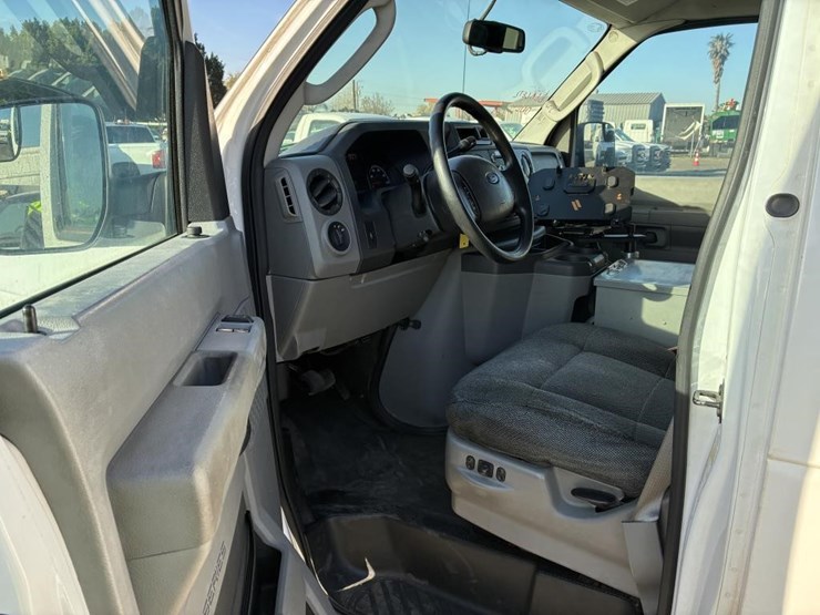 2010-ford-e350-image-13