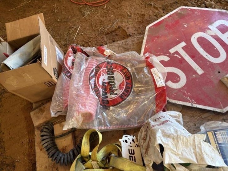 stop/slow-sign.-air-hoses,-headlights-etc-image-4