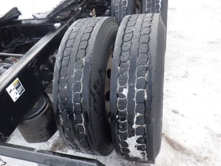 2019-peterbilt-579-image-12