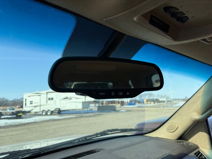 2011-cadillac-escalade-image-40