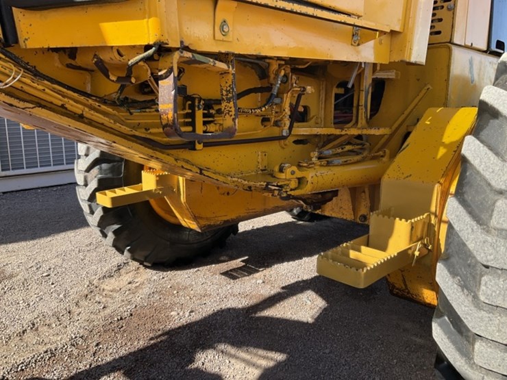 1981-deere-670a-image-16