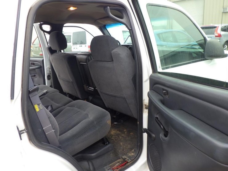 2002-chevrolet-tahoe-image-8