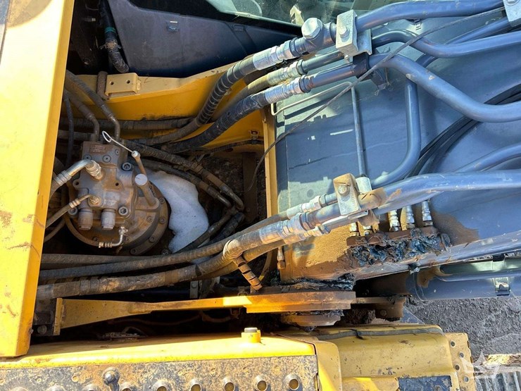 2013-deere-210g-image-11