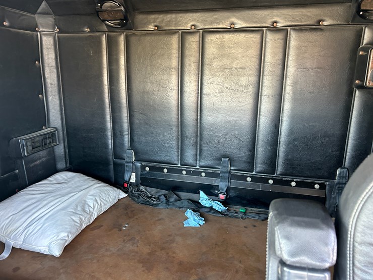 1996-freightliner-fld120-image-24