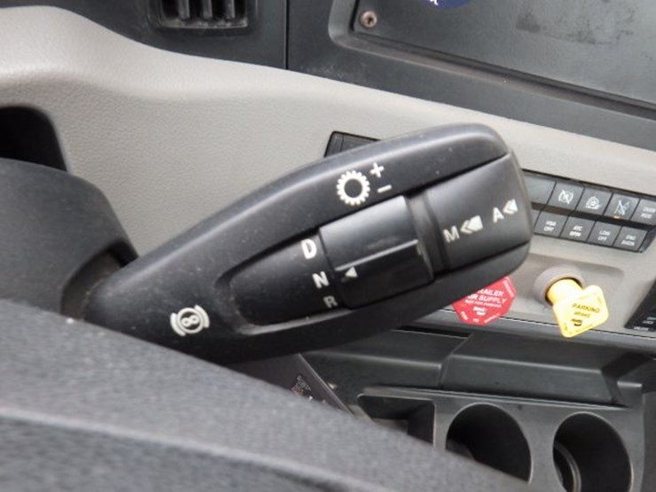 2020-freightliner-cascadia-116-image-16