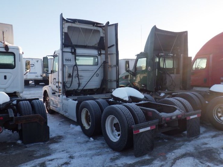 2018-volvo-vnl-300-image-13