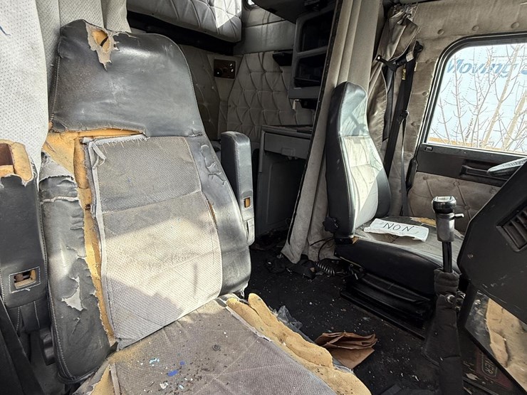 1997-freightliner-fld120-image-18