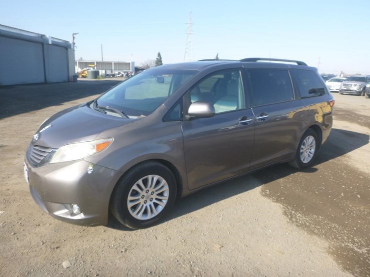 2015-toyota-sienna-image-1