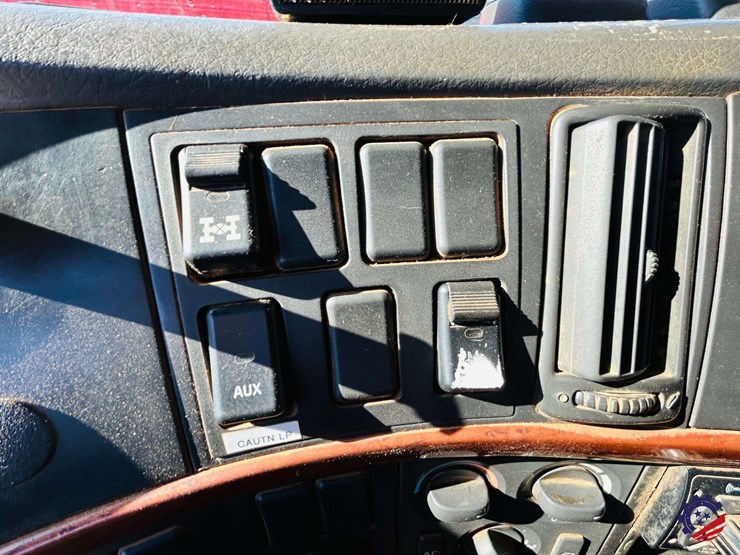 2011-volvo-truck-vhd-tri-axle-dump-truck-image-95