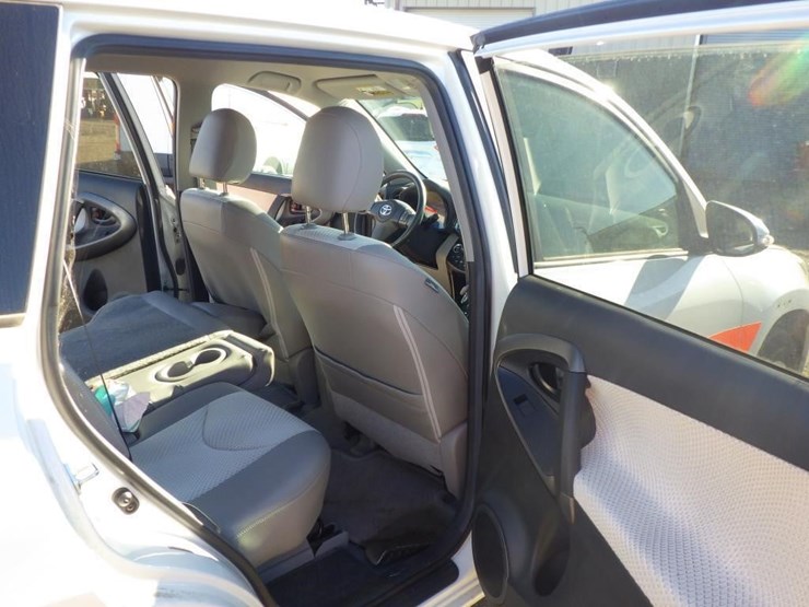 2014-toyota-rav4-image-8