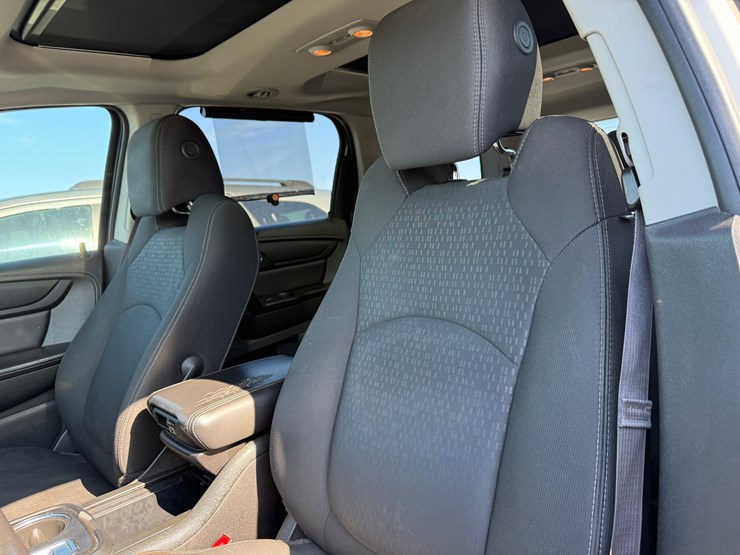 2015-gmc-acadia-sle-image-27