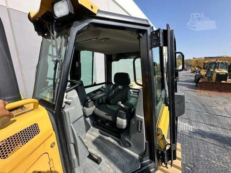 2015-caterpillar-d3k2-lgp-image-23