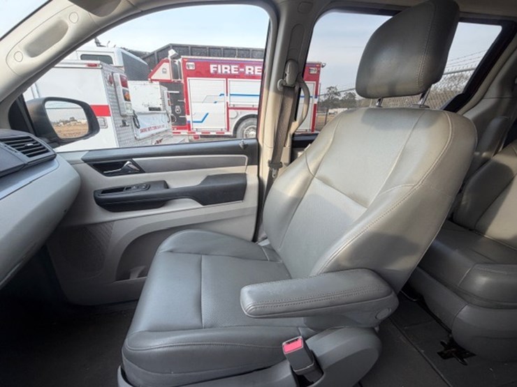 #31679-•-2012-vw-routan-image-41