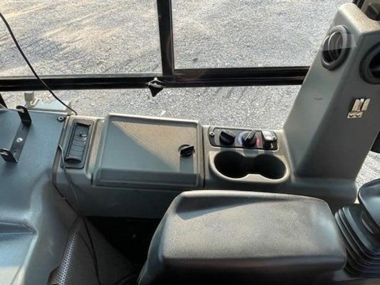 2016-caterpillar-d6k2-image-12