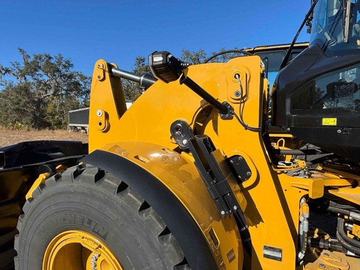 2025-caterpillar-930-image-17