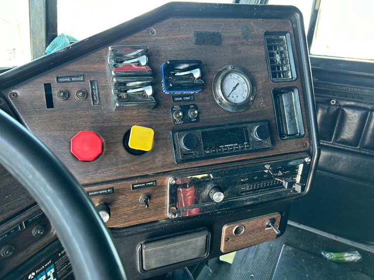 1996-freightliner-fld120-image-25