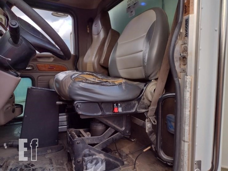 2008-peterbilt-365-image-14