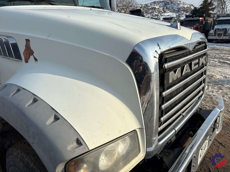 2017-mack-granite-gu713-image-30