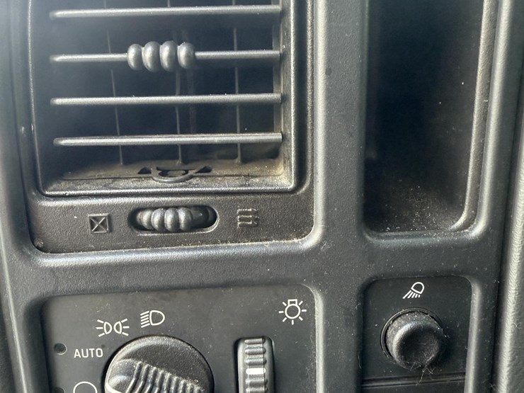 2003-chevrolet-silverado-2500-image-19