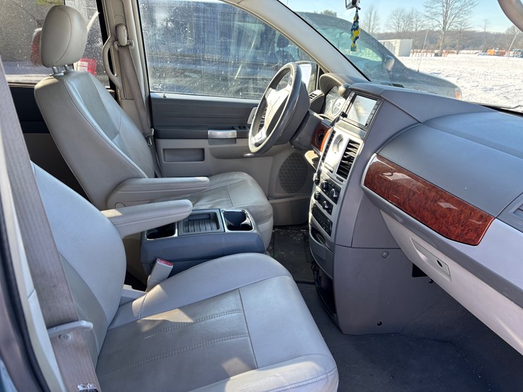 2008-chrysler-town-&-country-image-14