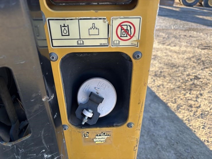 2018-caterpillar-226d-image-32