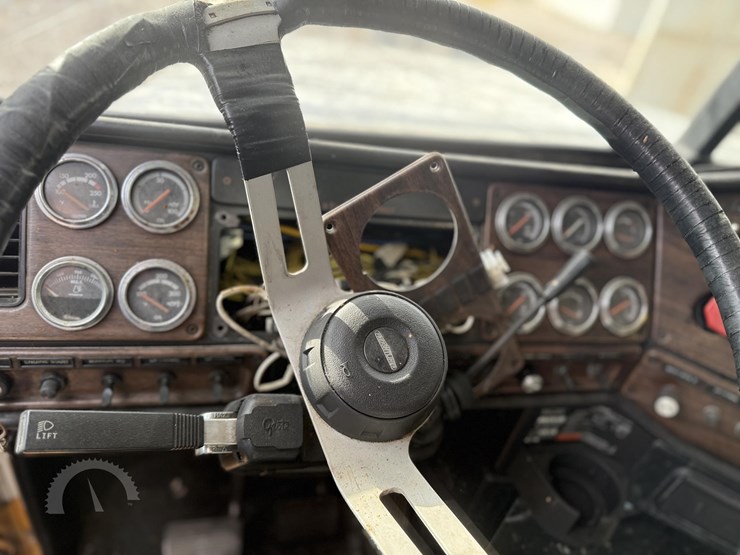 1997-freightliner-fld120-image-31