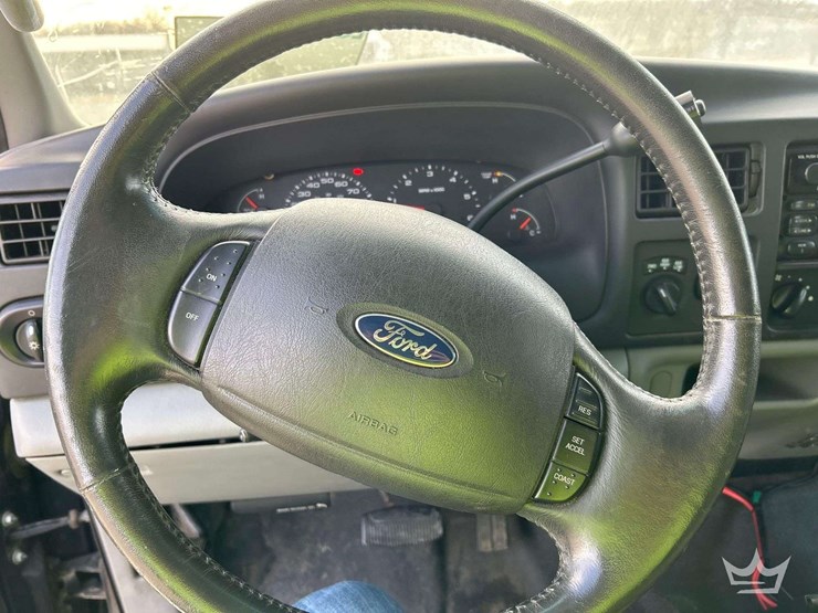 2005-ford-excursion-image-13