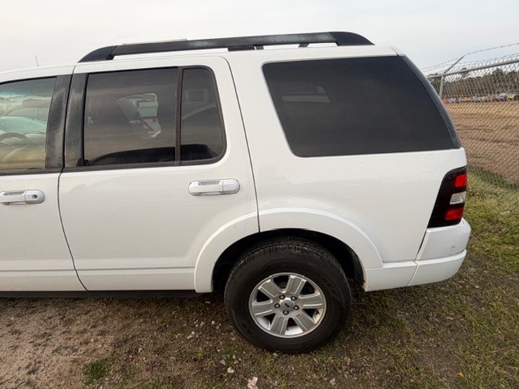 2011-ford-explorer-image-7