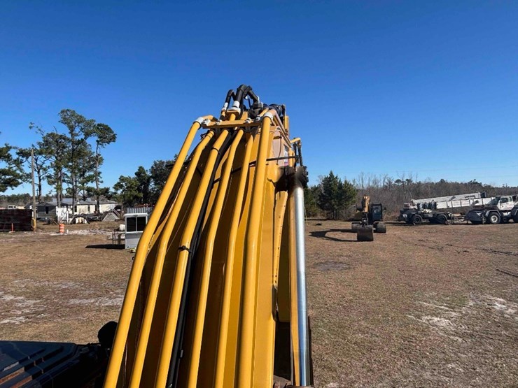 2020-caterpillar-320-image-27