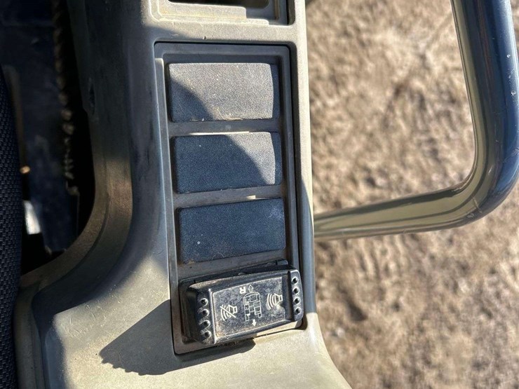 2013-deere-210g-image-18