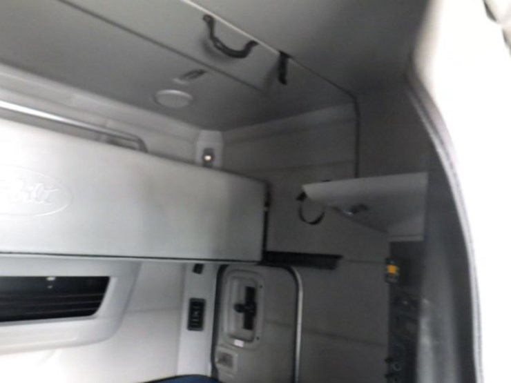 2019-peterbilt-579-image-7