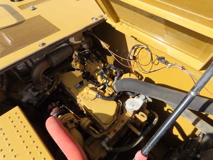 2018-caterpillar-320-image-12